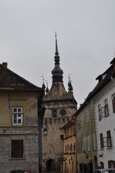 sighisoara vista dalla piazza centrale la torre del orologgio